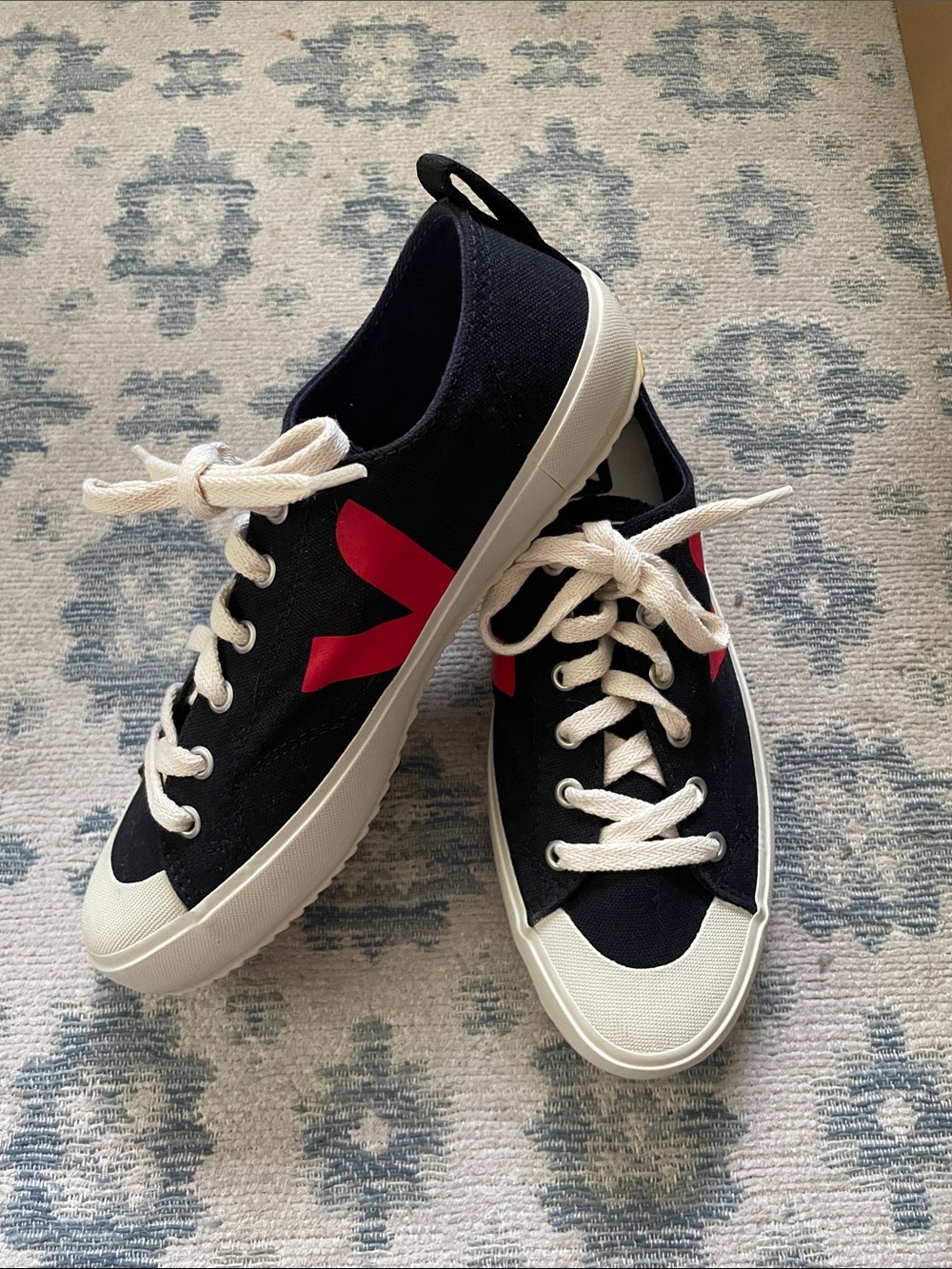 Black Veja canvas, sneakers brand new size women’s 8 (eu 39)
